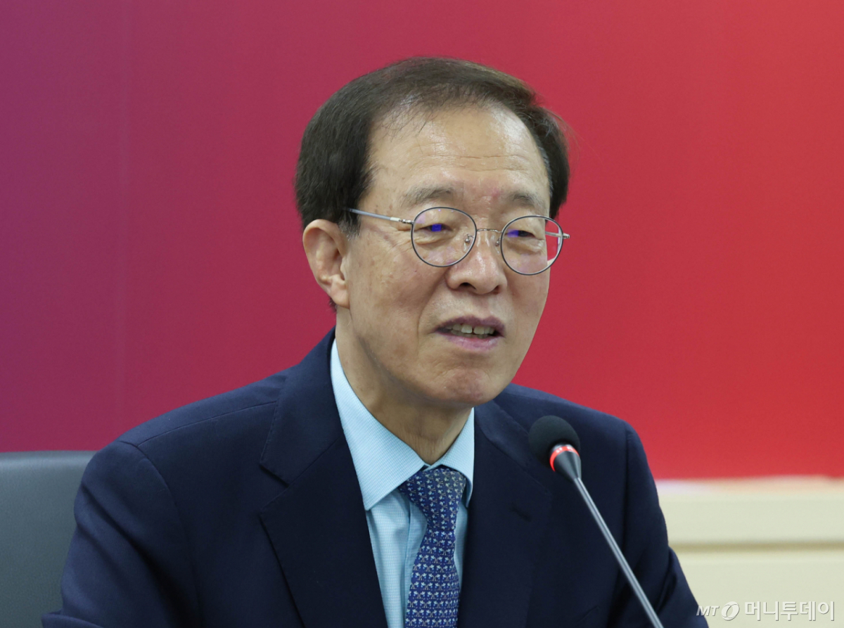[서울=뉴시스] 조수정 기자 = 이석연 국민통합위원장이 7일 오전 서울 종로구 정부서울청사에서 열린 국민통합위원회 고문단 위촉식 및 1차회의에서 인사말 하고 있다. 2026.05.07. chocrystal@newsis.com /사진=조수정