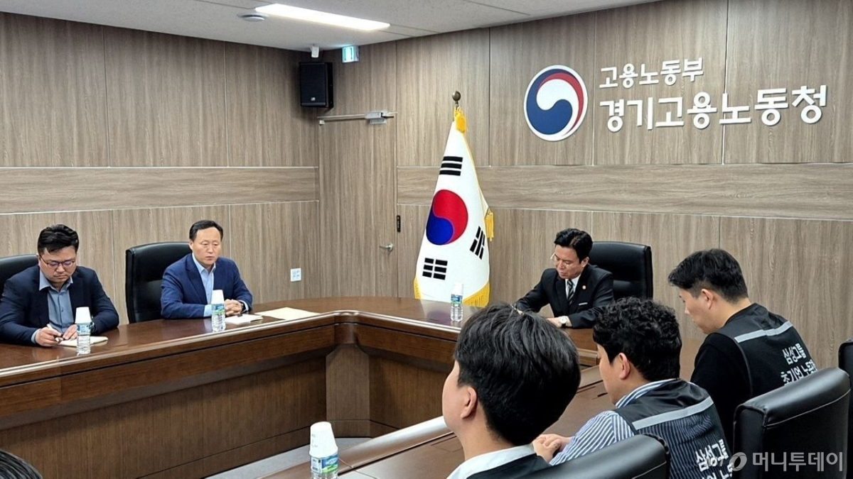 김영훈 고용노동부 장관이 20일 경기 수원 고용노동부 경기고용노동청에서 삼성전자 노사간 추가 교섭을 주재하고 있다. (고용노동부 제공. 재판매 및 DB금지) 2026.5.20/뉴스1 Copyright © 뉴스1. All rights reserved. 무단 전재 및 재배포, AI학습 이용 금지. /사진=(서울=뉴스1)