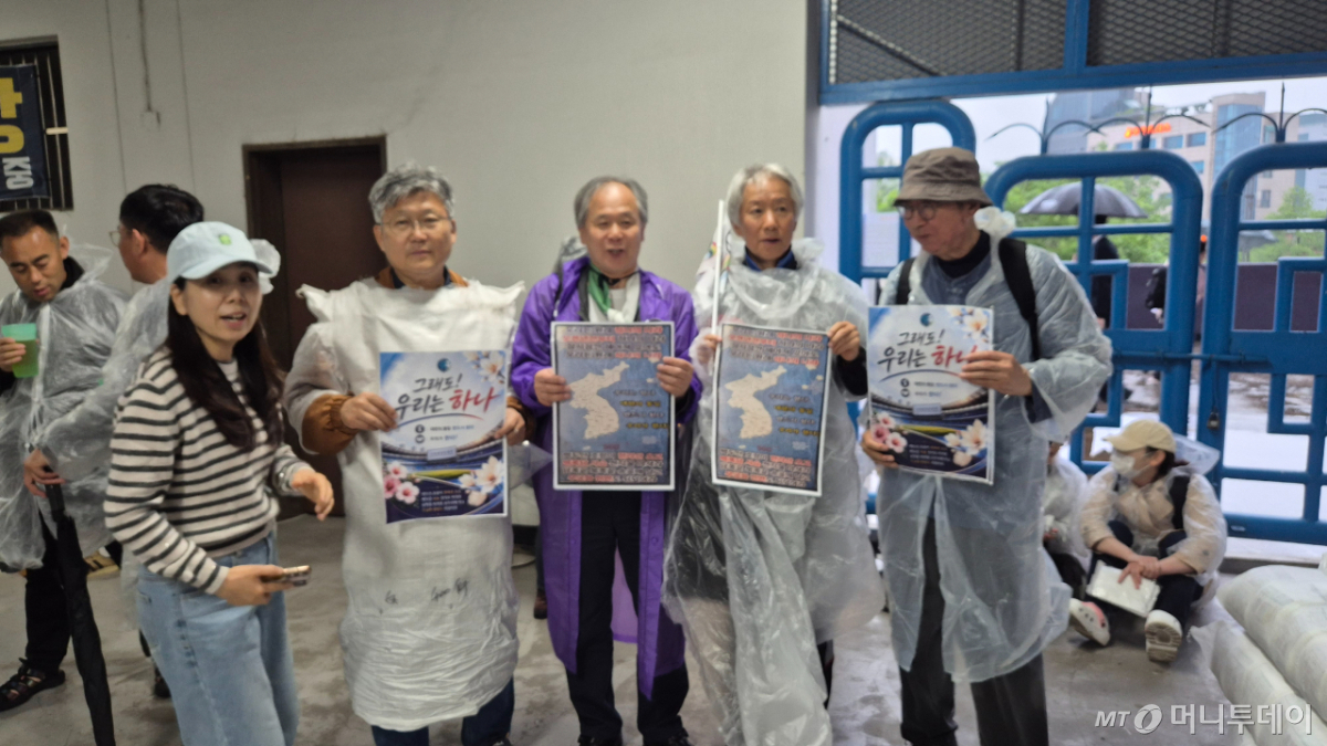20일 경기 수원시 수원종합운동장에서 열린 2026 아시아축구연맹(AFC)-여자챔피언스리그(AWCL) 준결승전 수원FC위민과 북한 내고향여자축구단의 경기를 보러온 공동응원단의 모습./사진=조성준 기자
