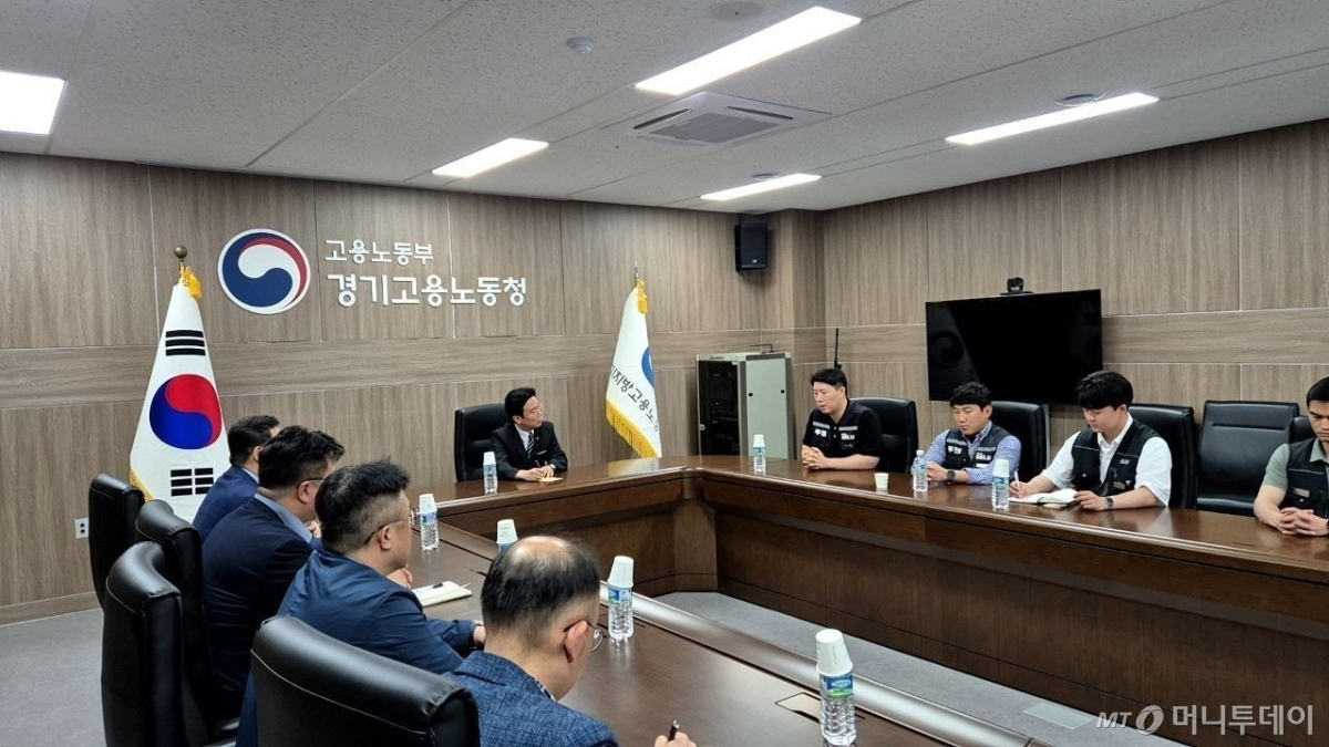 (서울=뉴스1) = 김영훈 고용노동부 장관이 20일 경기 수원 고용노동부 경기고용노동청에서 삼성전자 노사간 추가 교섭을 주재하고 있다. (고용노동부 제공. 재판매 및 DB금지) 2026.5.20/뉴스1 Copyright © 뉴스1. All rights reserved. 무단 전재 및 재배포, AI학습 이용 금지. /사진=(서울=뉴스1)