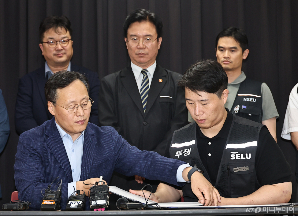 (수원=뉴스1) 김영운 기자 = 20일 경기 수원시 장안구 경기고용노동청에서 열린 삼성전자 임금협상을 마친 후 여명구 삼성전자 DS(디바이스솔루션·반도체 사업 담당) 피플팀장과 최승호 삼성그룹 초기업노동조합 삼성전자지부 위원장이 잠정 합의안에 서명을 하고 있다. (공동취재) 2026.5.20/뉴스1  Copyright © 뉴스1. All rights reserved. 무단 전재 및 재배포,  AI학습 이용 금지. /사진=(수원=뉴스1) 김영운 기자