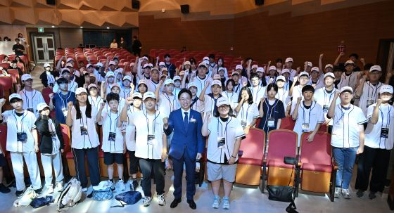 23일(토) 대전 국립중앙과학관에서 열린 우주항공주간 선포식에 참석한 오태석 우주항공청장과 스페이스 캠프에 참가한 학생들이 기념촬영을 하고 있다./사진=우주항공청