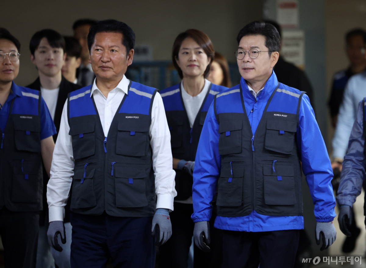 [서울=뉴시스] 배훈식 기자 = 재9회 전국동시지방선거 공식 선거운동이 시작된 21일 오전 서울 광진구 동서울우편집중국에 정청래(왼쪽) 더불언민주당 대표, 정원오 민주당 서울시장 후보가 들어서고 있다. 2026.05.21. dahora83@newsis.com /사진=배훈식