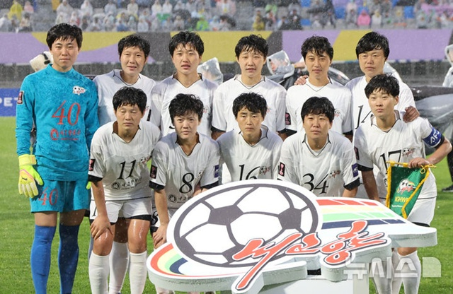 북한 내고향여자축구단이 기념사진을 찍고 있다. /사진=뉴시스 제공
