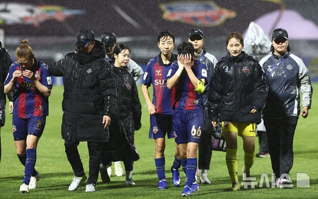 아쉬워하는 수원FC 위민 선수들. /사진=뉴시스 제공