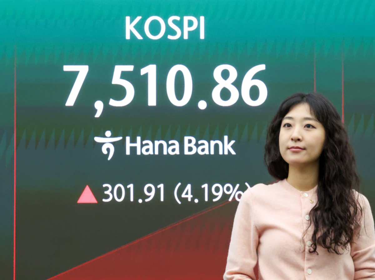 21일 서울 중구 하나은행 딜링룸 전광판에 코스피 지수가 표시돼 있다./사진=뉴스1
