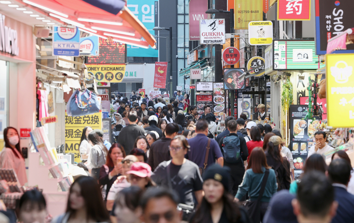 지난 4월 30일 서울 중구 명동에서 외국인 관광객들이 거리를 걷고 있다. /사진=(서울=뉴스1) 조연우 인턴기자