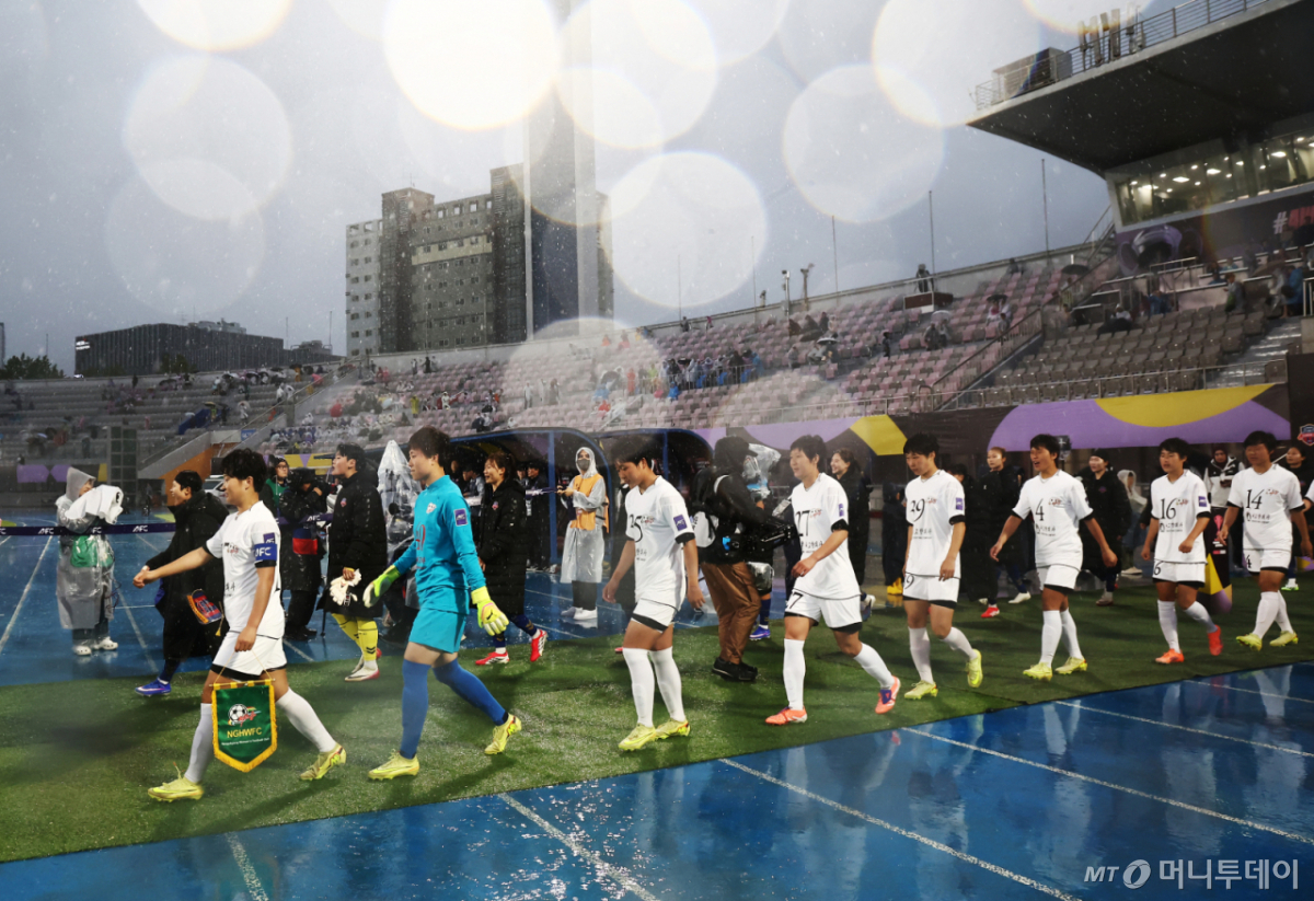 (수원=뉴스1) 김민지 기자 = 20일 오후 경기 수원시 수원종합운동장에서 열린 2025-26 아시아축구연맹(AFC) 여자 챔피언스리그(AWCL) 4강전 수원FC 위민과 북한 내고향여자축구단 경기에서 선수들이 입장하고 있다. 2026.5.20/뉴스1 Copyright © 뉴스1. All rights reserved. 무단 전재 및 재배포, AI학습 이용 금지.
