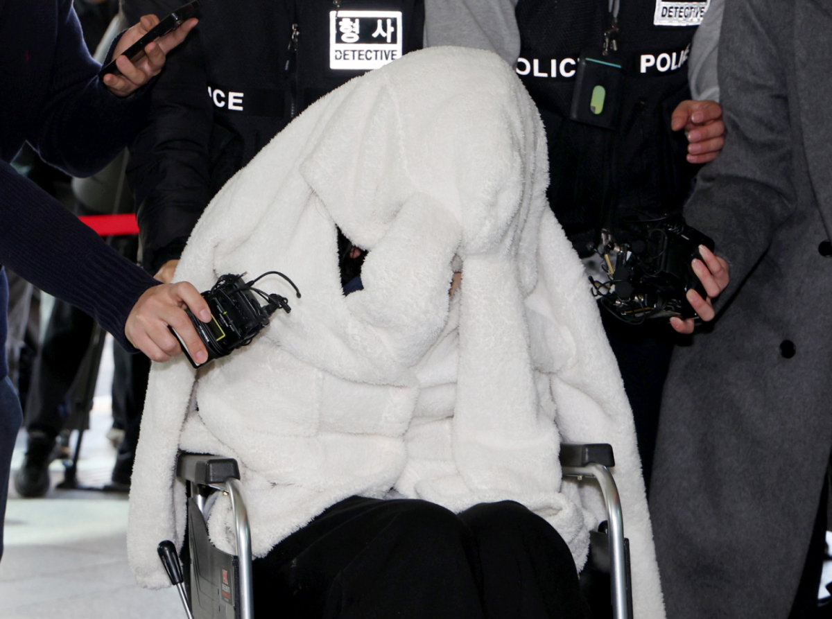 약에 취한 상태로 서울 반포대교를 달리다가 한강 둔치로 추락한 포르쉐 차량 운전자 30대 여성이 지난 2월27일 서울 마포구 서울서부지방법원에서 마약류관리법 위반 및 도로교통법상 약물운전 혐의로 구속 전 피의자 신문(영장실질심사)를 받기 위해 출석하고 있다. /사진=뉴시스.
