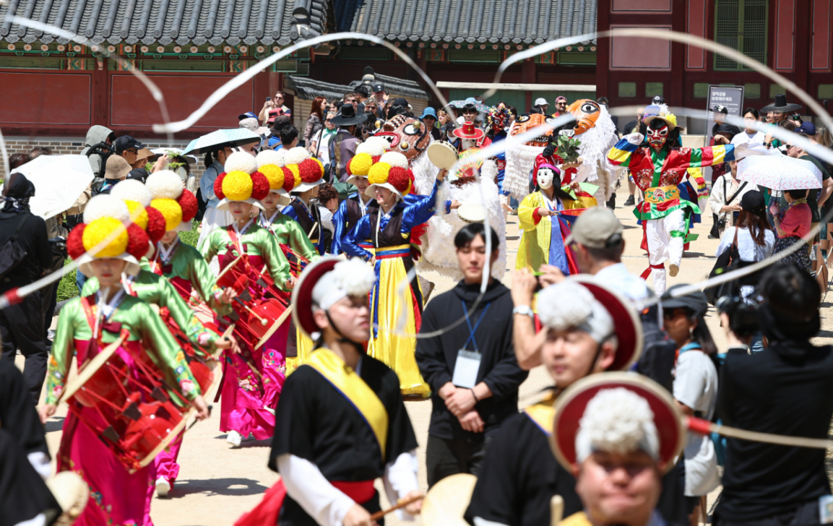 지난달 26일 서울 종로구 창덕궁에서 시민들이 2026 궁중문화축전 길놀이를 관람하고 있다. / 사진 = 뉴스1