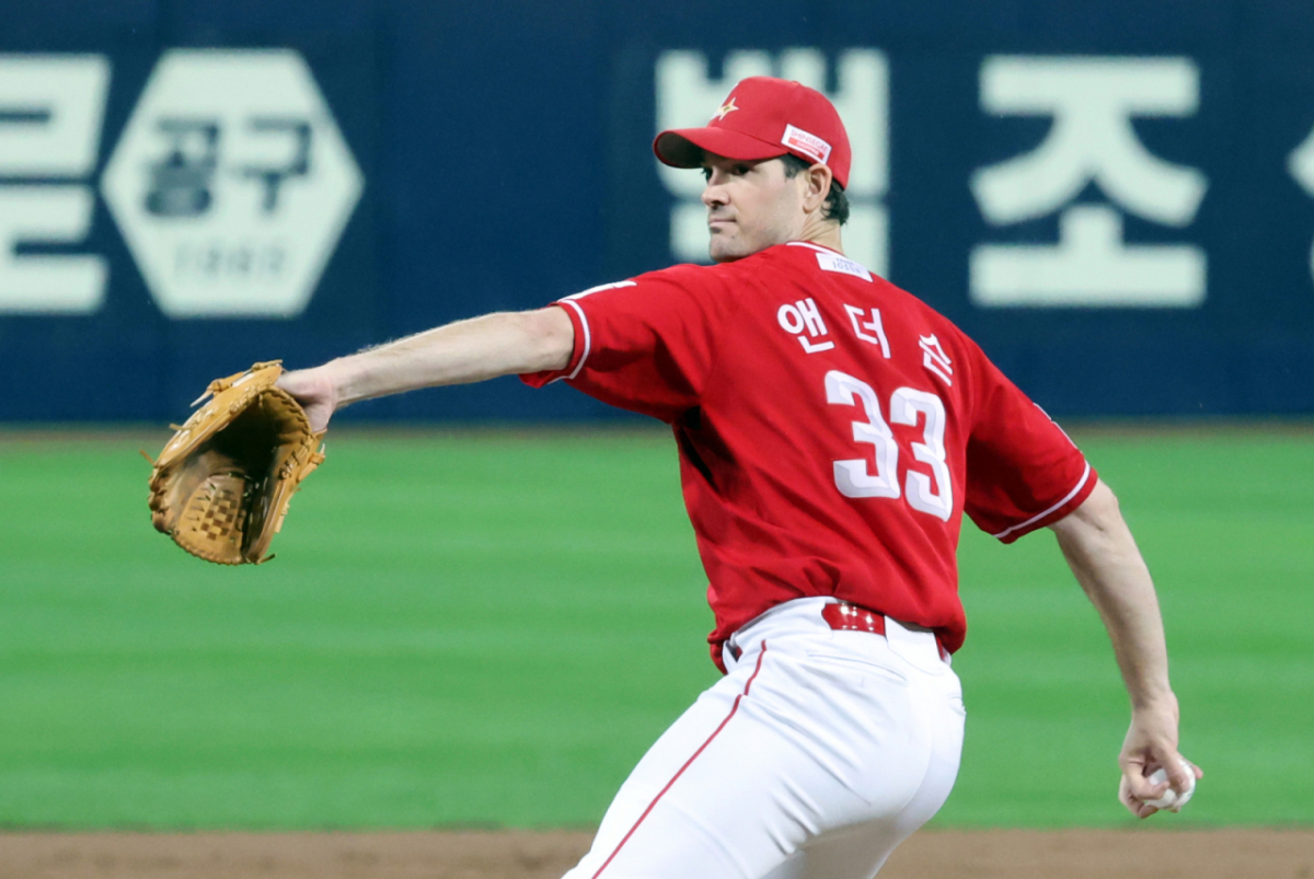 SSG 선발투수 앤더슨이 13일 대구삼성라이온즈파크에서 열리는 2025 KBO리그 준플레이오프 3차전 SSG랜더스와 삼성라이온즈 경기 1회말 등판해 역투하고 있다.   2025.10.11. /사진=강영조 cameratalks@