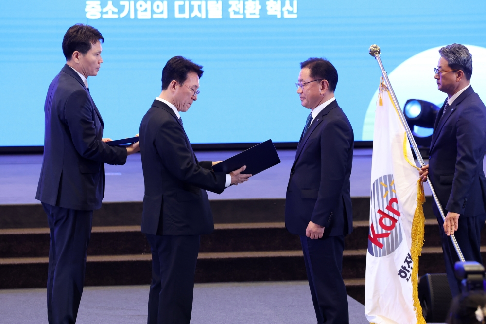 박상형 한전KDN 사장(오른쪽 2번째)이 ‘2026년 대한민국 중소기업인대회’서 대통령표창을 받고 있다. /사진제공=한전KDN