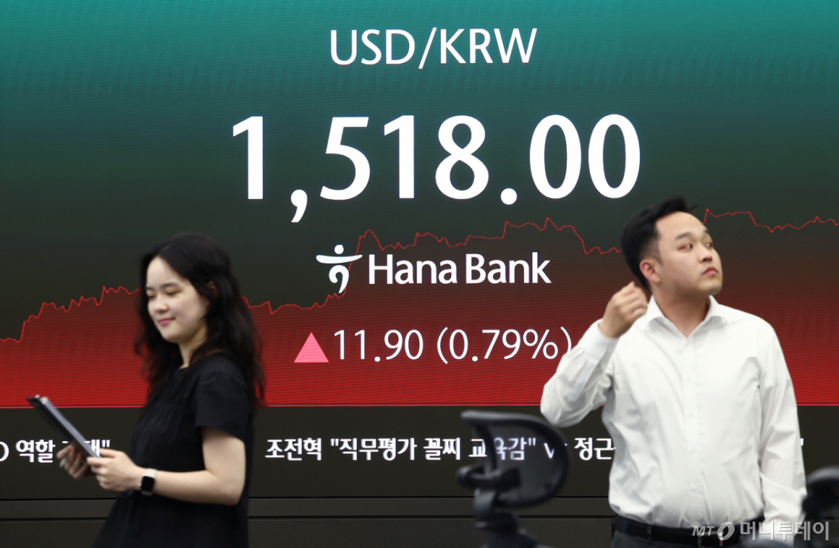 (서울=뉴스1) 김민지 기자 = 코스피가 전 거래일(7815.59)보다 32.12포인트(0.41%) 오른 7847.71에 장을 마감한 22일 오후 서울 중구 하나은행 본점 딜링룸 전광판에 원·달러 환율이 나오고 있다. 2026.5.22/뉴스1  Copyright © 뉴스1. All rights reserved. 무단 전재 및 재배포,  AI학습 이용 금지. /사진=(서울=뉴스1) 김민지 기자