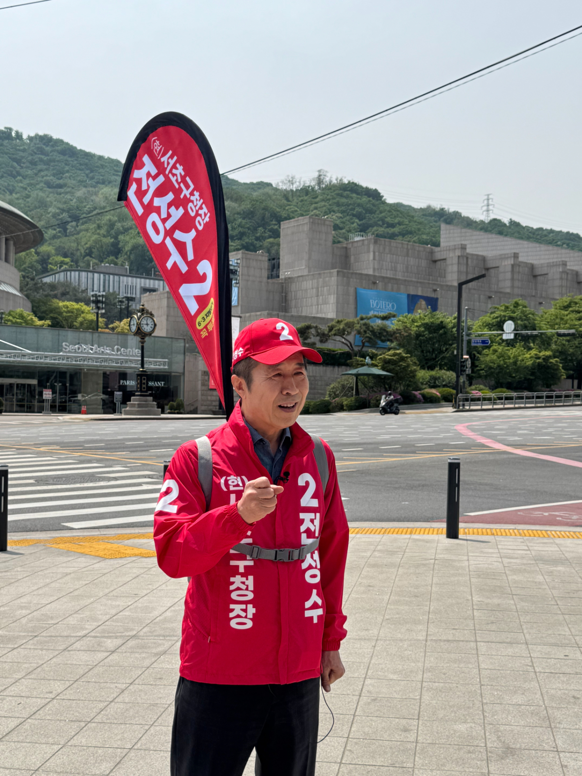 전성수 서울 서초구청장 국민의힘 후보가 '걸어서 서초속으로 100㎞' 캠페인으로 관내 주민들과 인사를 나누고 있다. /사진제공=전성수 후보 선거사무소