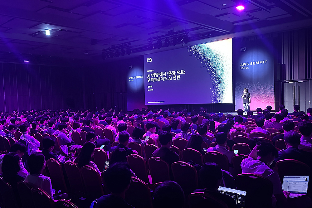 베스핀글로벌의 장형화 이사가 '헬프나우 AI 파운드리(HelpNow AI Foundry)'를 AWS 서밋 서울 2026에서 발표하고 있다