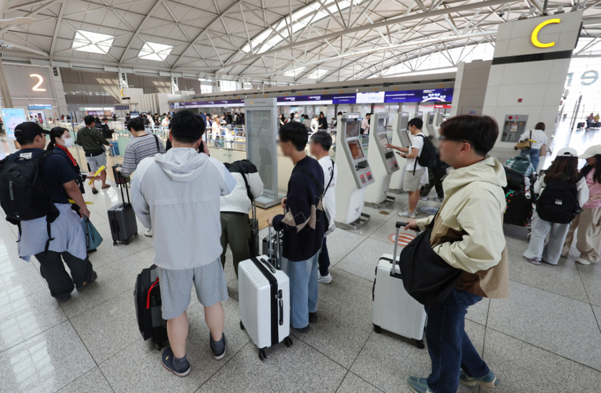 지난달 30일 인천 중구 인천국제공항 제1터미널 출국장에 여행객들이 출국 수속을 하기 위해 줄을 서고 있다. / 사진 = 뉴시스