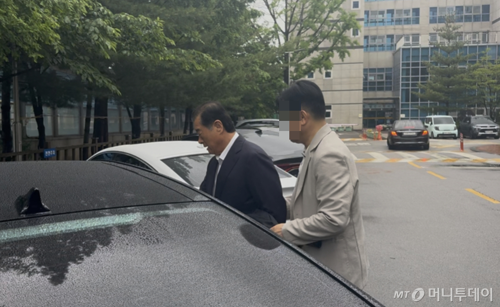 21일 서울북부지법에서 징역 3년에 집행유예 5년을 선고받은 김용만 김가네 회장이 차량에 탑승하고 있다./사진=최문혁 기자.