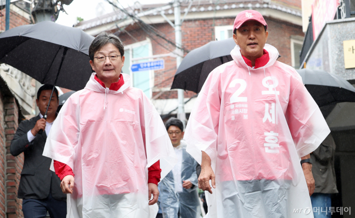 [서울=뉴시스] 이영환 기자 = 오세훈 국민의힘 서울시장 후보가 21일 오전 서울 강북구 미아동에서 유승민 전 의원과 함께하며 출정 대시민 메시지를 전한 후 이동하고 있다. 2026.05.21. 20hwan@newsis.com /사진=이영환