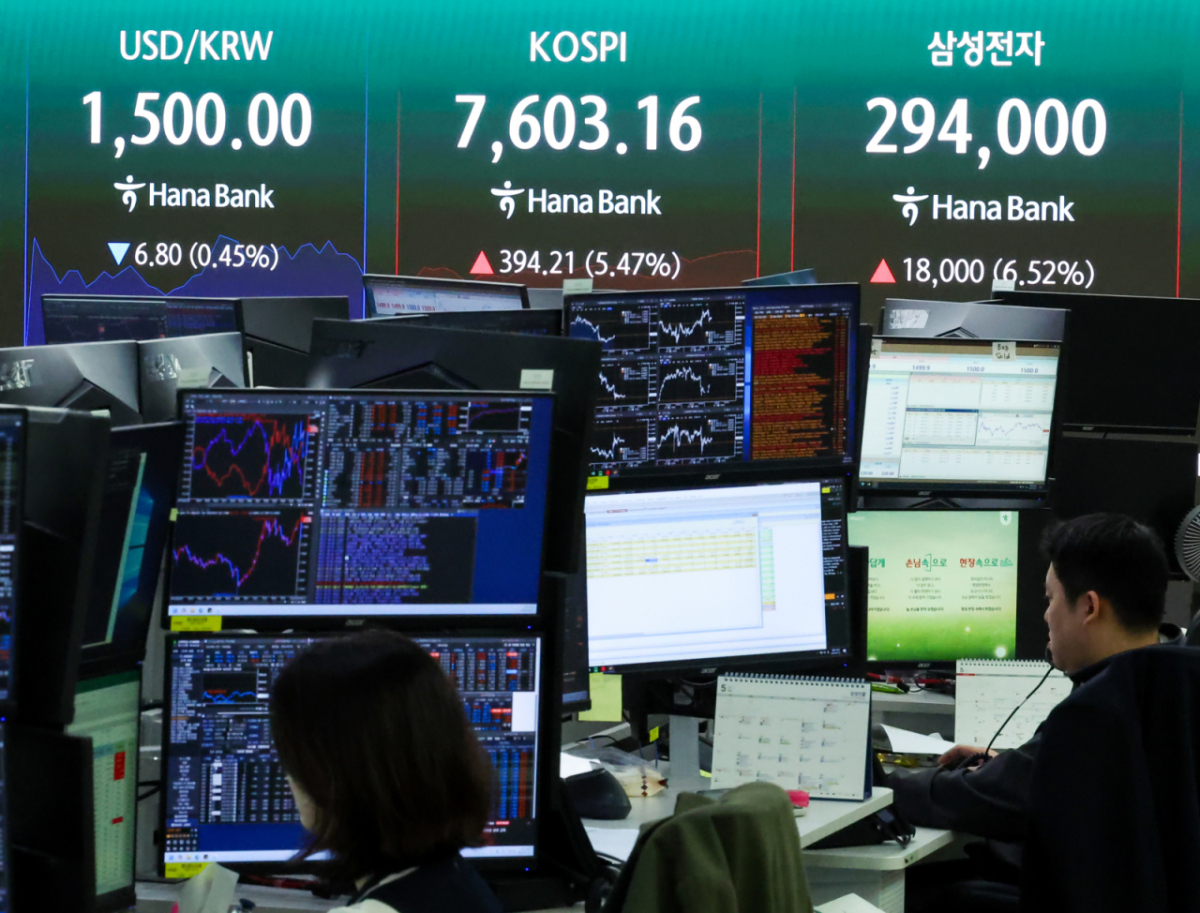 (서울=뉴스1) 이종수 인턴기자 = 삼성전자 노사 합의와 미국 증시 강세 영향으로 코스피가 급등한 21일 서울 중구 하나은행 딜링룸 전광판에 코스피와 삼성전자 주가, 원·달러 환율이 표시돼 있다. 이날 코스피 급등으로 유가증권시장에 매수 사이드카가 발동됐다. 2026.5.21/뉴스1  Copyright © 뉴스1. All rights reserved. 무단 전재 및 재배포,  AI학습 이용 금지. /사진=(서울=뉴스1) 이종수 인턴기자