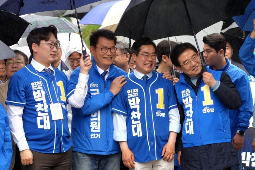 송영길 더불어민주당 인천 연수 갑 국회의원 후보가 21일 인천 연수구 청학사거리에서 열린 출정식에서 발언하고 있다. /사진 제공= 송영길 선거캠프