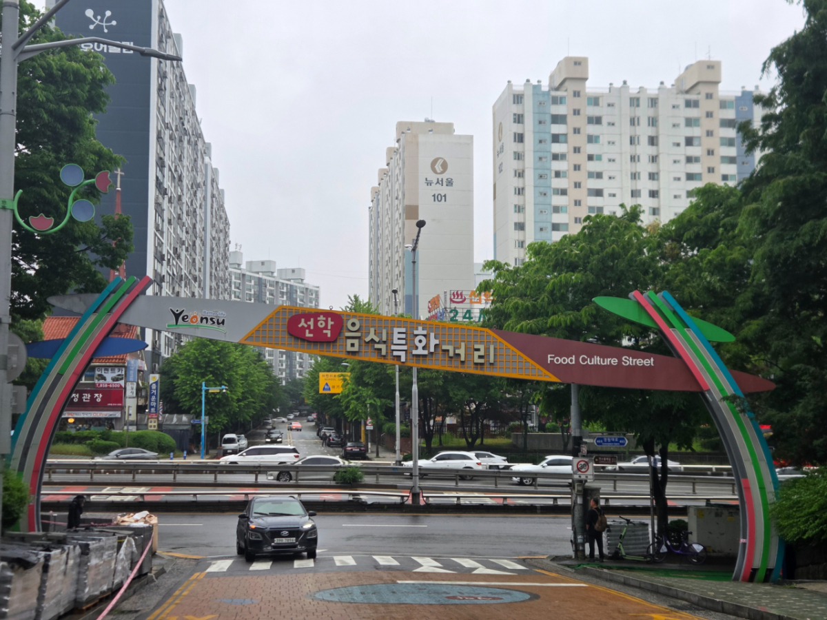21일 인천 연수구 선학동 소재의 선학 음식특화거리. /사진 = 유재희 기자