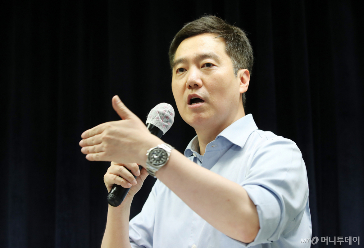 가로세로연구소 김세의 대표. 김세의는 같은해 5월 두 번째 기자회견에서 인공지능(AI)으로 조작된 고인의 음성 파일을 재생하기도 했다. 파일에는 "김수현과 중학교 때부터 교제했고, 중학교 2학년 겨울방학 때 처음으로 성관계했다"는 식의 허위사실이 담겨 있었다. 김세의는 이 밖에도 김수현 측이 이 사건 증인에게 40억원을 주겠다고 회유했으며, 살해하려고 시도했다는 등 허위사실을 유포했다. /사진=김휘선 기자 hwijpg@