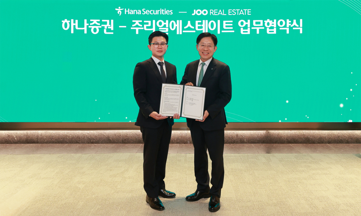 강성묵 하나증권 대표이사(오른쪽)와 조민수 주리얼에스테이트 대표이사가 지난 19일 하나증권 THE 센터필드 W에서 업무협약식을 맺었다. /사진=하나증권