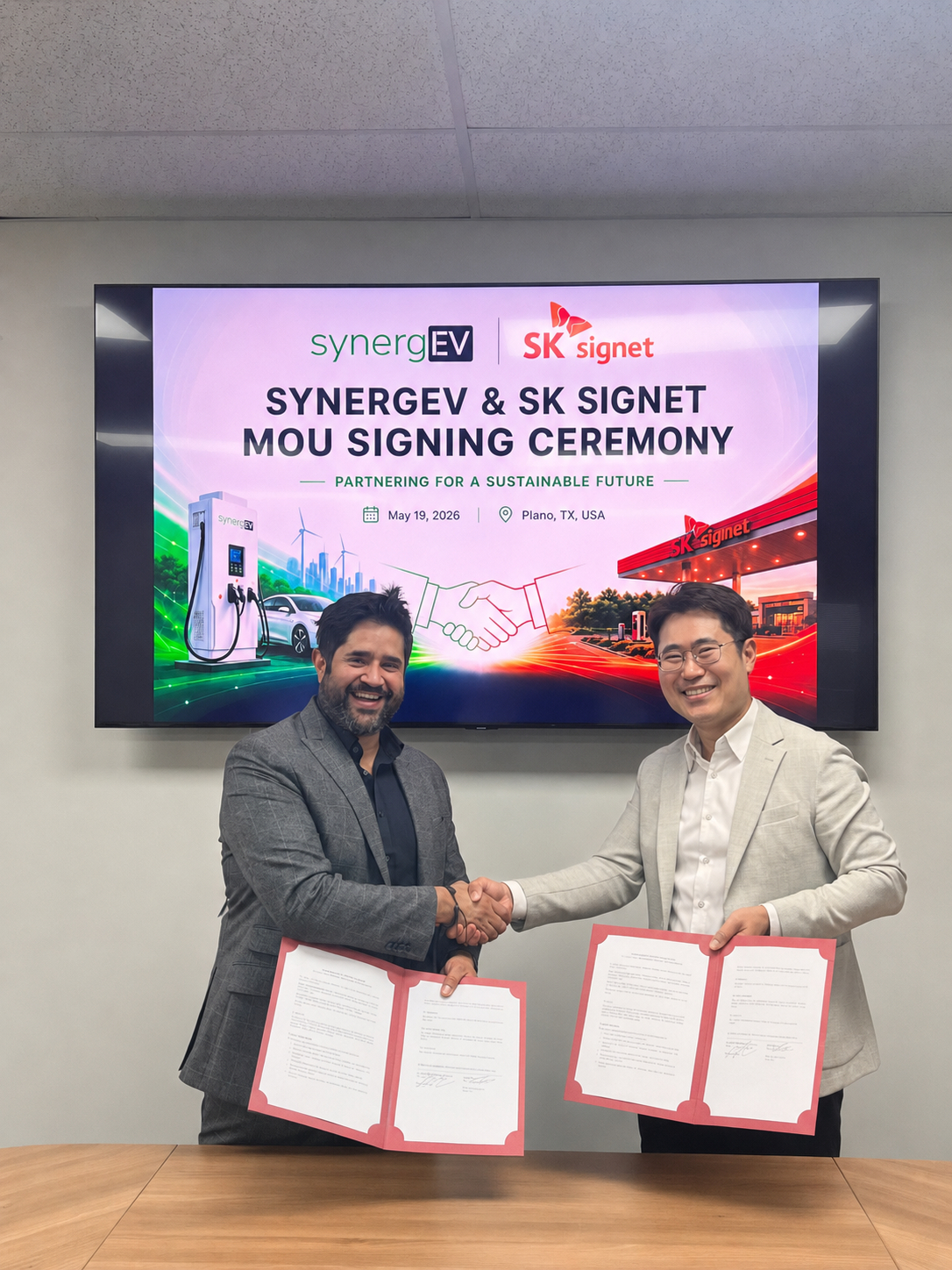 SK시그넷 서영훈 운영총괄 겸 미주법인 CEO(오른쪽)가 synergEV CEO 프란시스코 아기레(왼쪽)와 업무협약(MOU) 체결 후 기념촬영을 하고 있다/사진=SK시그넷