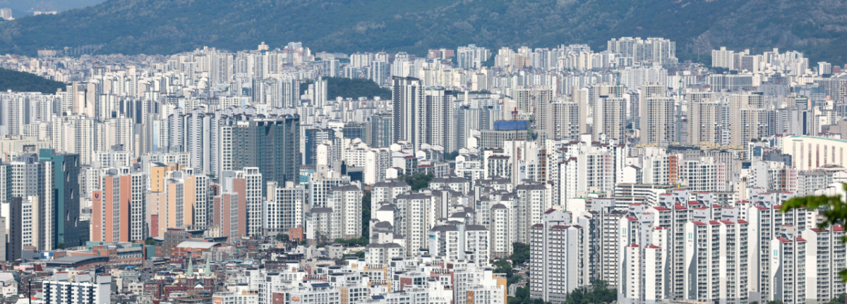 (서울=뉴스1) 이종수 인턴기자 = 한국부동산원이 14일 발표한 ‘5월 둘째 주(11일 기준) 주간 아파트 가격동향’에 따르면 서울 아파트 매매가격은 전주 대비 0.28% 상승하며 66주 연속 상승세를 이어갔다.   강남구는 12주 만에 상승 전환했고 성북·마포 등 외곽 지역도 강세를 보였다.   사진은 이날 서울 남산에서 바라본 서울 시내 아파트 단지의 모습. 2026.5.14/뉴스1  Copyright © 뉴스1. All rights reserved. 무단 전재 및 재배포,  AI학습 이용 금지. /사진=(서울=뉴스1) 이종수 인턴기자
