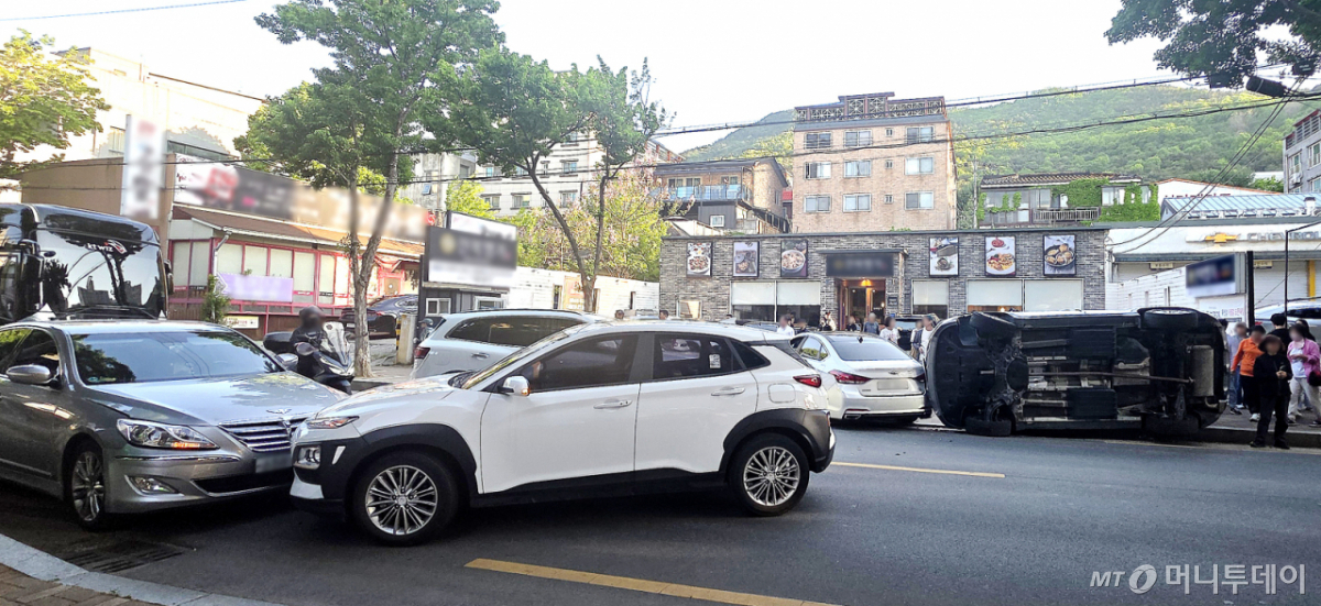(대구=뉴스1) 공정식 기자 = 1일 오후 5시 55분쯤 대구 수성구 지산동 왕복 2차선 도로에서 차량 4대가 부딪히는 연쇄추돌 사고가 발생해 혼란스러운 모습을 보이고 있다. 이날 사고로 2명이 병원으로 이송됐다. (독자 제공. 재판매 및 DB금지) 2026.5.1/뉴스1 Copyright © 뉴스1. All rights reserved. 무단 전재 및 재배포, AI학습 이용 금지. /사진=(대구=뉴스1) 공정식 기자