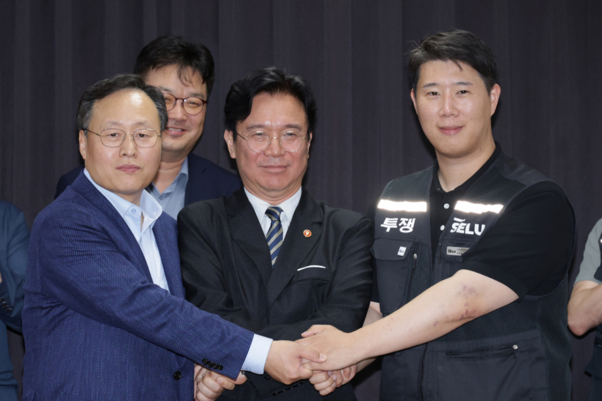 (수원=뉴스1) 김영운 기자 = 20일 경기도 수원시 장안구 경기고용노동청에서 열린 삼성전자 임금협상을 마친 후 여명구 삼성전자 DS(디바이스솔루션·반도체 사업 담당) 피플팀장과 김영훈 고용노동부 장관, 최승호 삼성그룹 초기업노동조합 삼성전자지부 위원장이 잠정 합의한에 서명한 후 손을 맞잡고 있다. (공동취재) 2026.5.20/뉴스1 Copyright © 뉴스1. All rights reserved. 무단 전재 및 재배포, AI학습 이용 금지. /사진=(수원=뉴스1) 김영운 기자