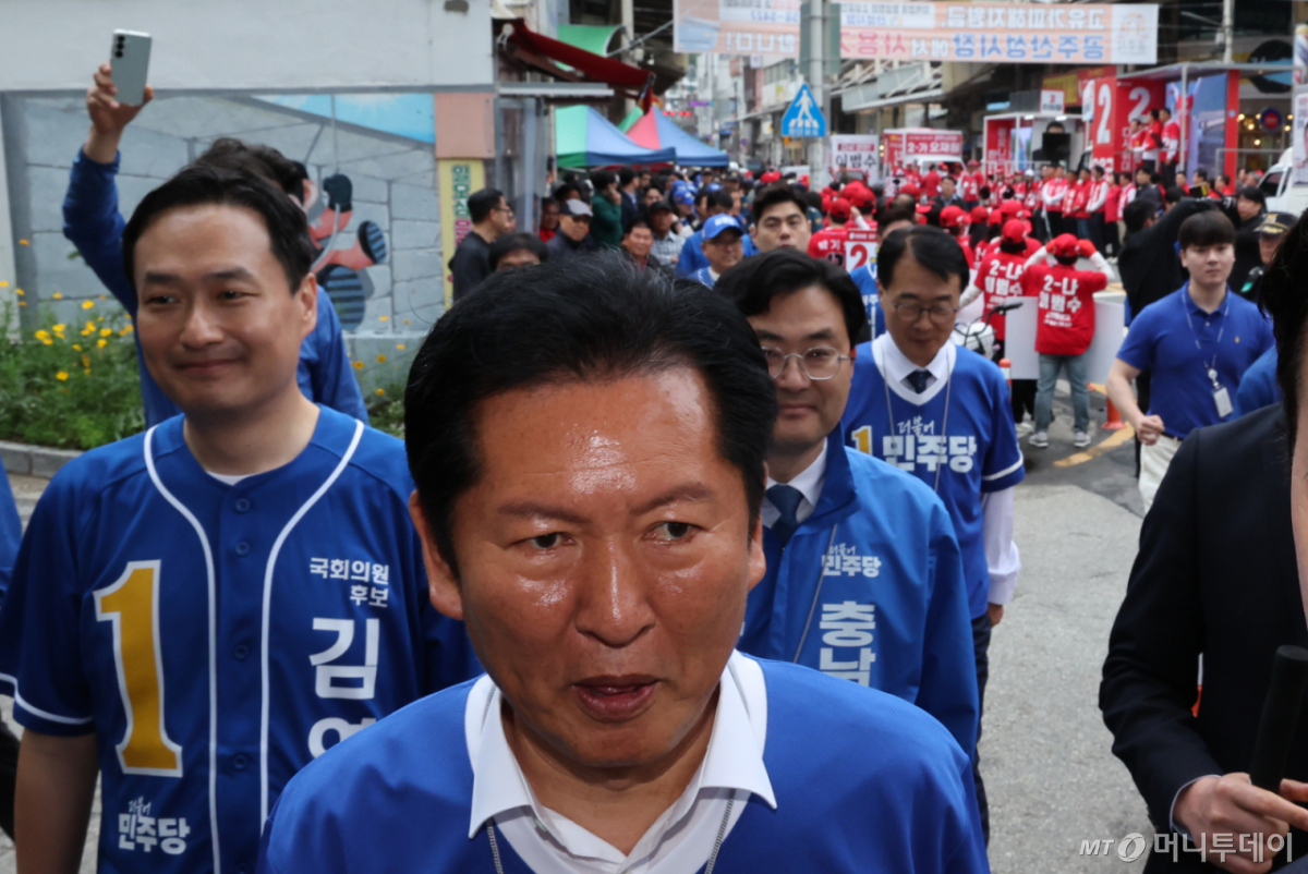 (공주=뉴스1) 신웅수 기자 = 정청래 더불어민주당 대표가 6·3 지방선거 공식 선거운동이 시작된 21일 충남 공주시 공주산성시장을 찾아 각각 지원유세를 하던 중 장동혁 국민의힘 대표의 유세 현장을 지나치고 있다. 2026.5.21/뉴스1 Copyright © 뉴스1. All rights reserved. 무단 전재 및 재배포, AI학습 이용 금지. /사진=(공주=뉴스1) 신웅수 기자