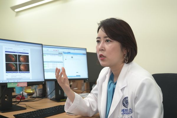 김혜경 세브란스병원 내분비내과 교수가 눈 망막으로 심혈관질환 위험도를 예측하는 닥터눈 CVD 검사의 장점에 대해 설명하고 있다. /사진=정심교 기자