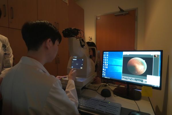 세브란스병원 당뇨병센터 합병증검사실에서 눈 망막을 닥터눈 CVD로 촬영하고 있다. /사진=정심교 기자
