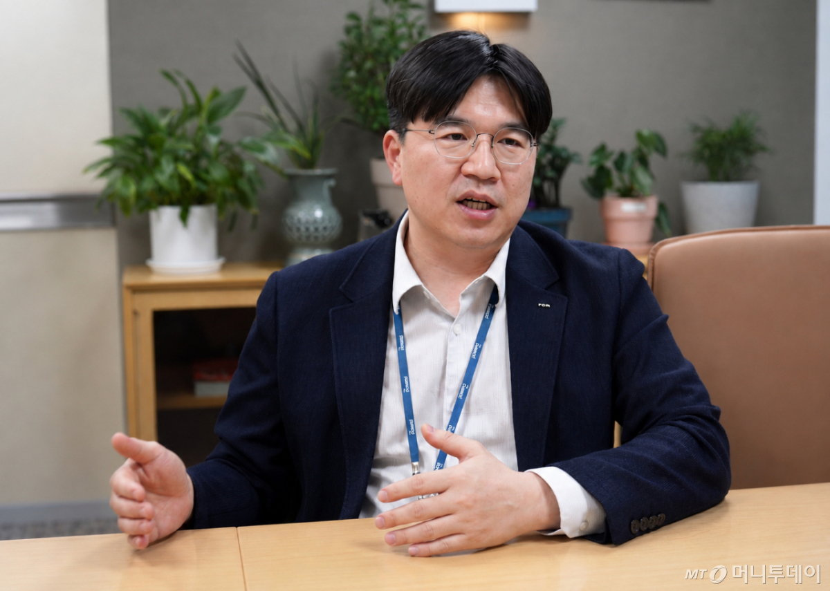 윤석준 포스코DX 로봇자동화센터장(상무)가 머니투데이와 인터뷰 하고 있다 /사진제공=포스코DX