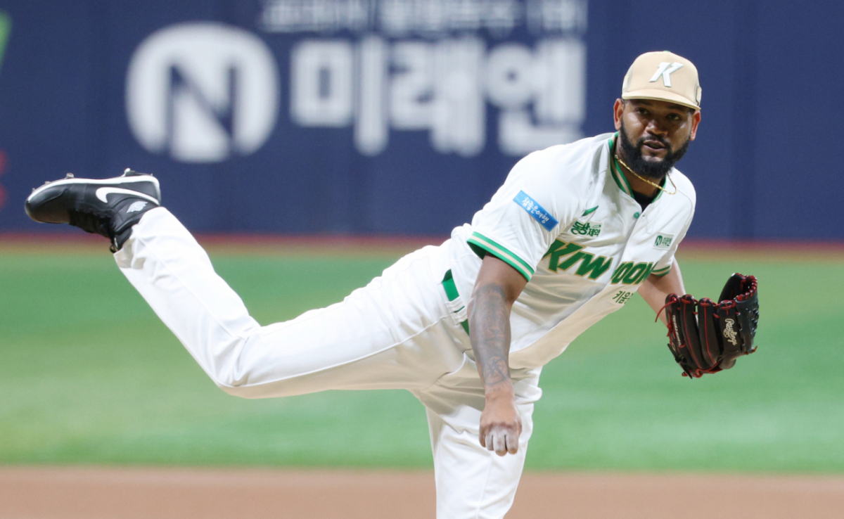 2026 신한 SOL KBO리그 키움 히어로즈 대 SSG 랜더스 경기가 21일 서울 고척스카이돔에서 열렸다. 키움 선발 알칸타라가 역투하고 있다. /사진=김진경 kim.jinkyung@