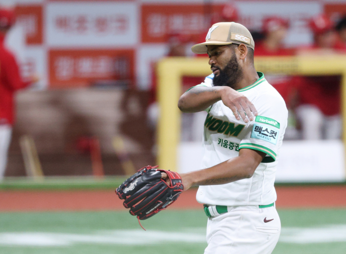 2026 신한 SOL KBO리그 키움 히어로즈 대 SSG 랜더스 경기가 21일 서울 고척스카이돔에서 열렸다. 키움 선발 알칸타라가 7회 투구를 마친 후 세리머니를 하고 있다. /사진=김진경 kim.jinkyung@
