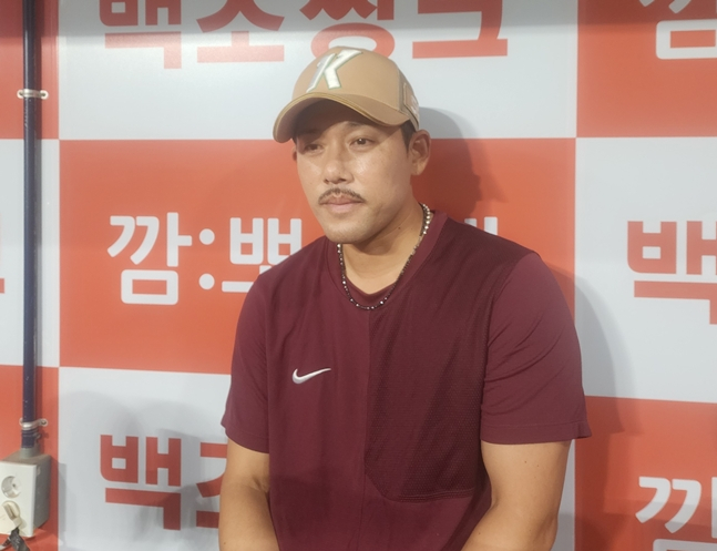 취재진과 만난 이용규. /사진=박수진 기자