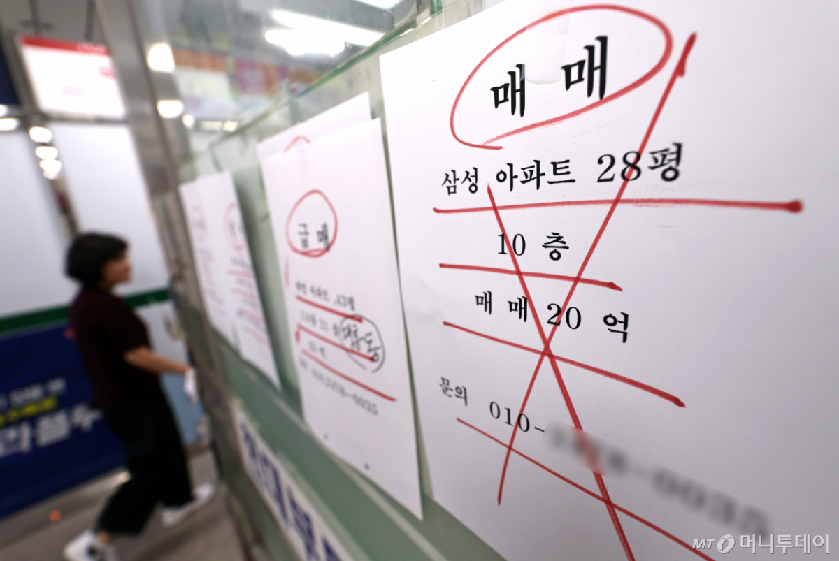 (서울=뉴스1) 구윤성 기자 = 12일 서울 시내의 한 부동산 중계업소에 매물 시세표가 붙어 있다. 2026.5.12/뉴스1 Copyright © 뉴스1. All rights reserved. 무단 전재 및 재배포, AI학습 이용 금지. /사진=(서울=뉴스1) 구윤성 기자