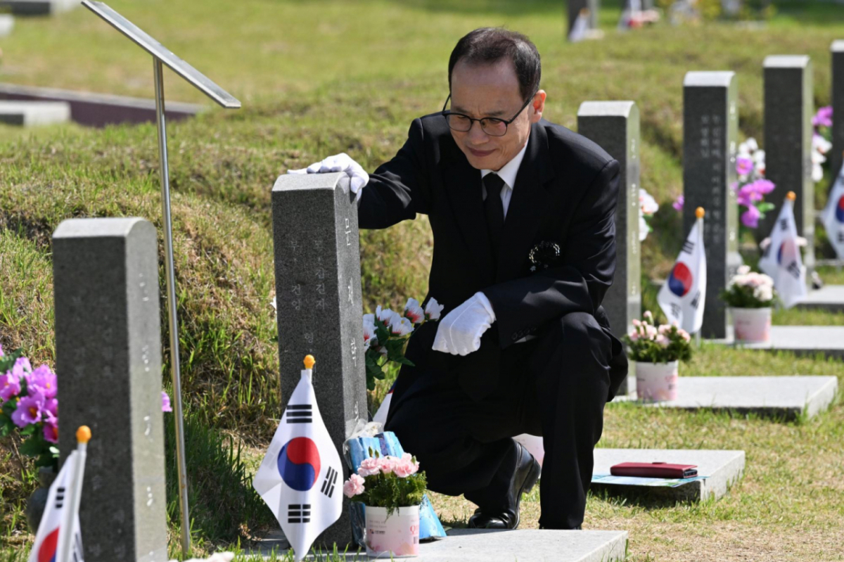 제46주기 5·18민주화운동 정부기념식을 하루 앞뒀던 지난 17일 오전 광주 북구 운정동 국립5·18민주묘지에서 고(故)문재학 열사의 매형 김시백(68)씨가 문 열사를 추모하고 있다./사진=뉴시스