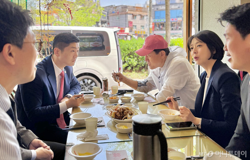 [서울=뉴시스] 홍효식 기자 = 국민의힘 서울시장 후보로 확정된 오세훈 서울시장이 18일 오후 서울 마포구 연트럴파크 인근 식당에서 배현진 서울시당위원장, 김재섭 의원 등 청년 정치인들과 오찬하고 있다. (사진=서울시 제공) 2026.04.18. photo@newsis.com *재판매 및 DB 금지 /사진=홍효식