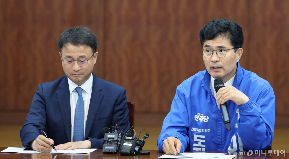 (김제=뉴스1) 유경석 기자 = 이원택 더불어민주당 전북도지사 예비후보가 13일 전북 김제시 새만금33센터에서 열린 새만금 비전 현장간담회에서 정책 건의를 하고 있다. 2026.5.13/뉴스1 Copyright © 뉴스1. All rights reserved. 무단 전재 및 재배포, AI학습 이용 금지. /사진=(김제=뉴스1) 유경석 기자