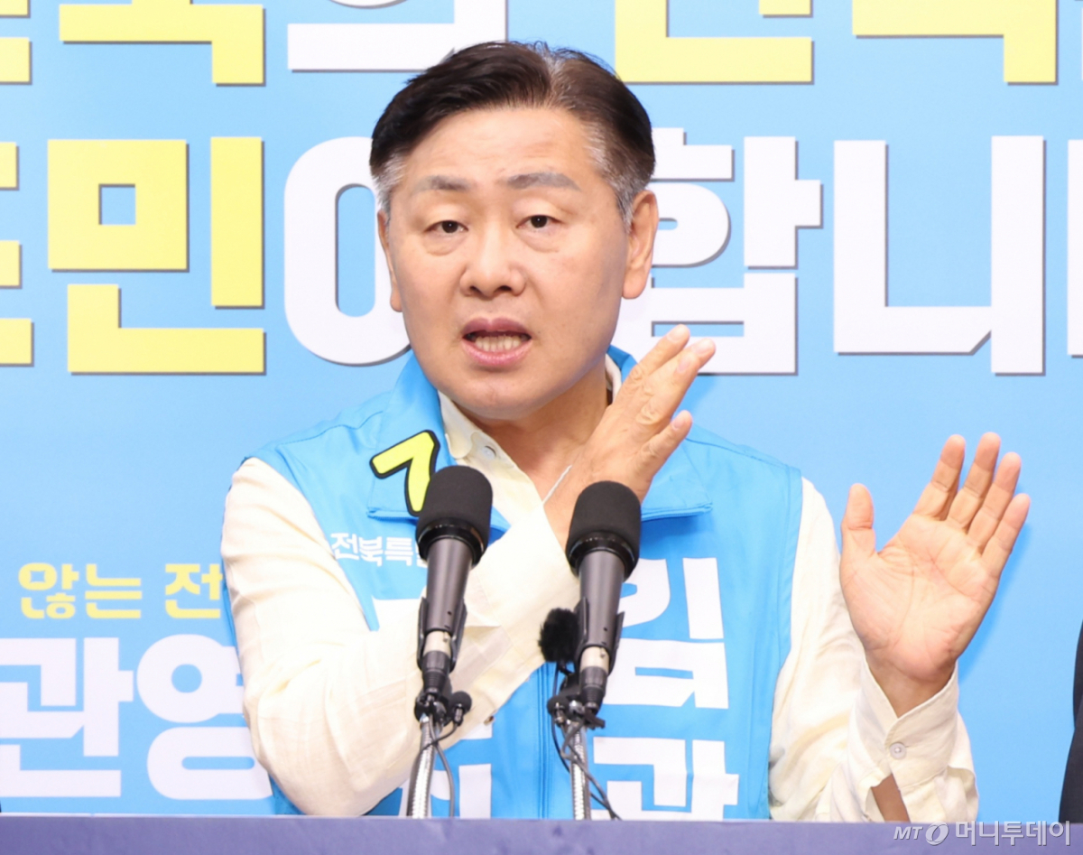 (전주=뉴스1) 유경석 기자 = 김관영 무소속 전북도지사 후보가 20일 전북 전주시 전북특별자치도의회에서 기자회견을 열고 질의에 답변을 하고 있다. 2026.5.20/뉴스1 Copyright © 뉴스1. All rights reserved. 무단 전재 및 재배포, AI학습 이용 금지. /사진=(전주=뉴스1) 유경석 기자