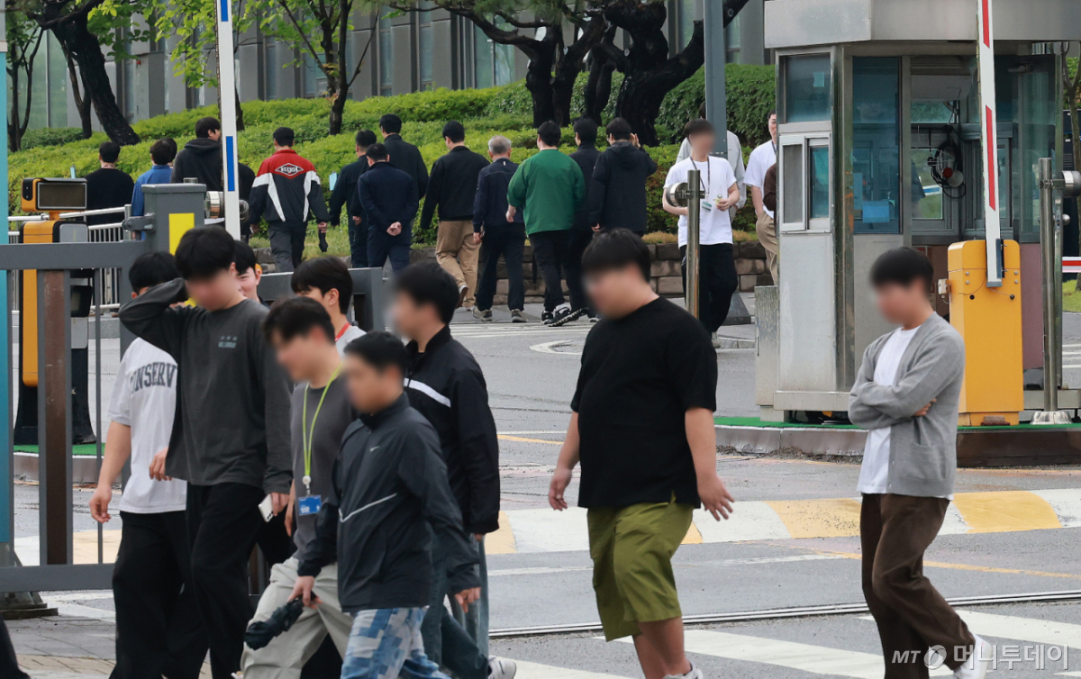 (평택=뉴스1) 임세영 기자 = 삼성전자 2026년 임금협약 잠정합의안 찬반투표를 하루 앞둔 21일 경기도 평택시 삼성전자 평택캠퍼스 앞에 직원들이 분주하게 움직이고 있다. 2026.5.21/뉴스1 Copyright © 뉴스1. All rights reserved. 무단 전재 및 재배포, AI학습 이용 금지. /사진=(평택=뉴스1) 임세영 기자