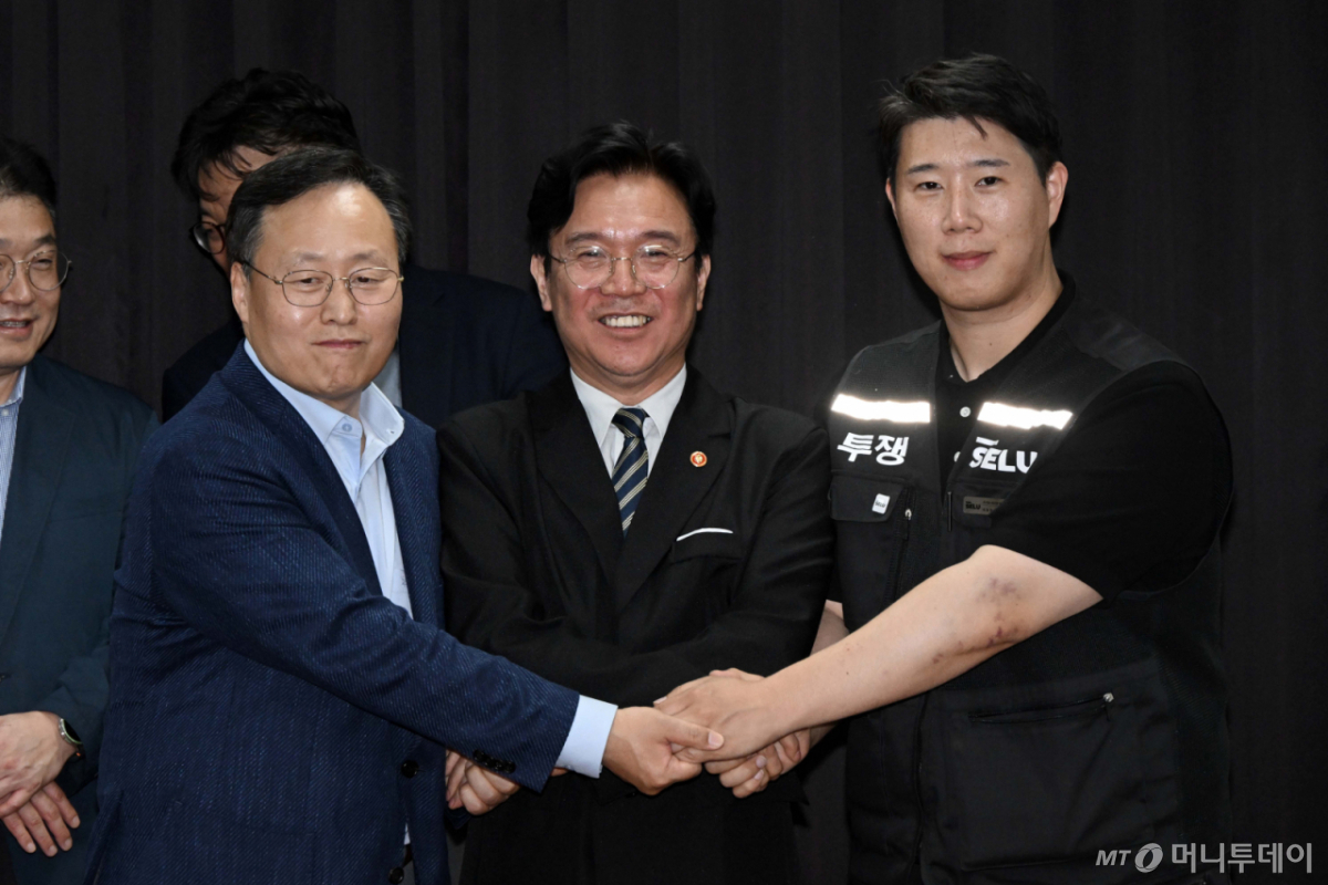 삼성전자 노사 협상이 잠정 합의된 20일 경기도 수원시 장안구 경기지방고용노동청에서 김영훈 고용노동부 장관, 최승호 삼성전자 노조 공동투쟁본부 위원장, 여명구 DS(디바이스솔루션·반도체 사업 담당) 피플팀장이 손을 맞잡고 있다. 이날 삼성전자 노사는 김영훈 고용노동부 장관의 중재로 다시 임금협상에 나섰다. /사진=뉴시스 /사진=김종택