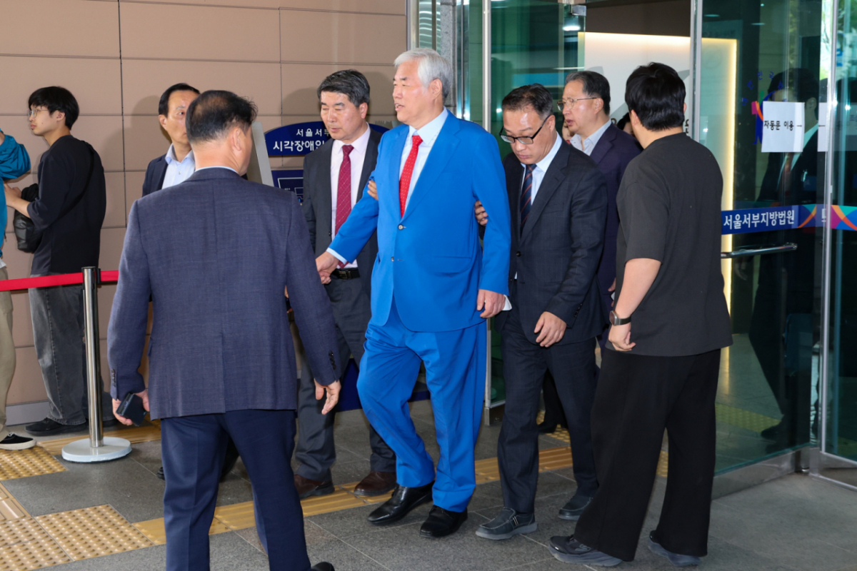 서울서부지방법원 난동 사건의 배후 의혹을 받아 재판에 넘겨진 전광훈 사랑제일교회 목사가 지난달 17일 서울 마포구 서울서부지방법원에서 열린 2차 공판을 마친 뒤 법원을 나서고 있다. /사진=뉴시스. /사진=황준선