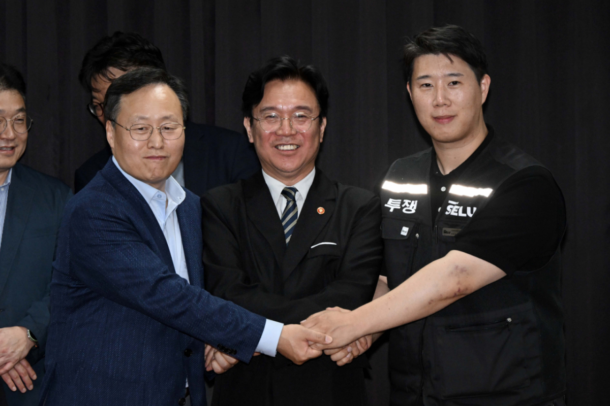 [수원=뉴시스] 김종택기자 = 삼성전자 노사 협상이 잠정 합의된 20일 경기도 수원시 장안구 경기지방고용노동청에서 김영훈 고용노동부 장관, 최승호 삼성전자 노조 공동투쟁본부 위원장, 여명구 DS(디바이스솔루션·반도체 사업 담당) 피플팀장이 손을 맞잡고 있다. 이날 삼성전자 노사는 김영훈 고용노동부 장관의 중재로 다시 임금협상에 나섰다. (공동취재) 2026.05.20. photo@newsis.com /사진=김종택