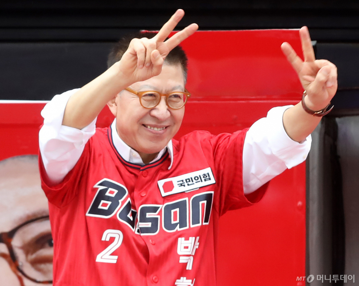 (부산=뉴스1) 윤일지 기자 = 박형준 국민의힘 부산시장 후보가 6·3 지방선거 및 국회의원 재보궐선거 공식 선거운동 첫날인 21일 오후 부산 동구 부산역 광장에서 열린 부산승리 합동 출정식에서 유세차에 올라 유권자들에게 지지를 호소하고 있다. 2026.5.21/뉴스1 Copyright © 뉴스1. All rights reserved. 무단 전재 및 재배포, AI학습 이용 금지. /사진=(부산=뉴스1) 윤일지 기자