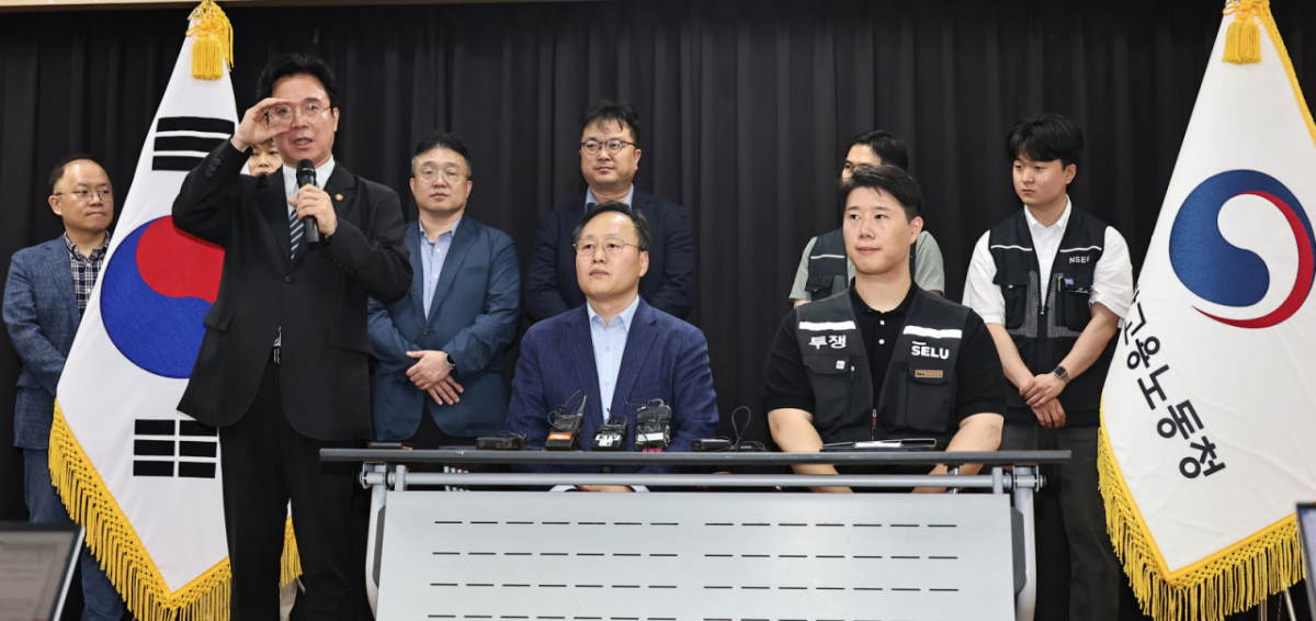김영훈 고용노동부 장관이 20일 경기 수원시 장안구 경기고용노동청에서 열린 삼성전자 임금협상을 마친 후 발언을 하고 있다. (공동취재) 2026.5.20/뉴스1 Copyright © 뉴스1. All rights reserved. 무단 전재 및 재배포, AI학습 이용 금지. /사진=(수원=뉴스1)