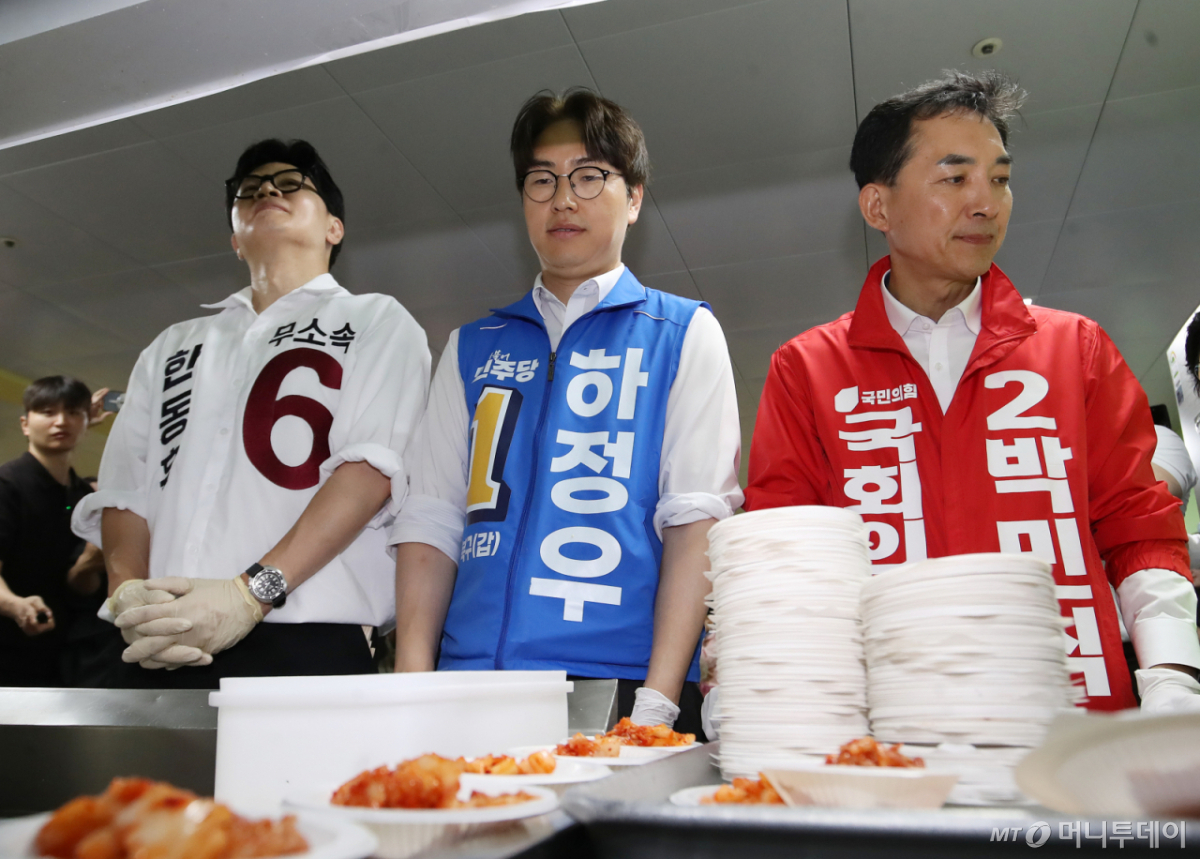 (부산=뉴스1) 윤일지 기자 = 한동훈 무소속 부산 북구갑 국회의원 보궐선거 후보(왼쪽부터) 하정우 더불어민주당 부산 북구갑 국회의원 보궐선거 후보, 박민식 국민의힘 부산 북구갑 국회의원 보궐선거 후보가 21일 부산 북구 남산정종합사회복지관에서 열린 콩국수 나눔 행사에 참석해 콩국수 봉사를 하고 있다. 2026.5.21/뉴스1 Copyright © 뉴스1. All rights reserved. 무단 전재 및 재배포, AI학습 이용 금지. /사진=(부산=뉴스1) 윤일지 기자